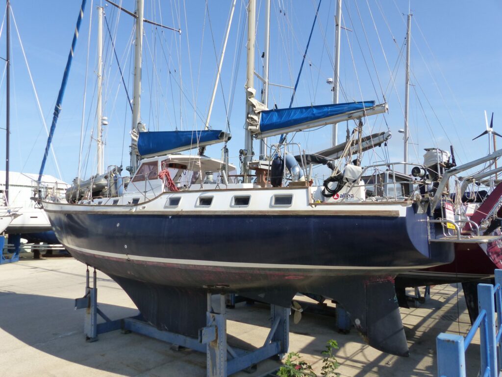 CQS Evidence, ketch CNSO Mikado de 1979, au sec sur son ber avant le début du chantier