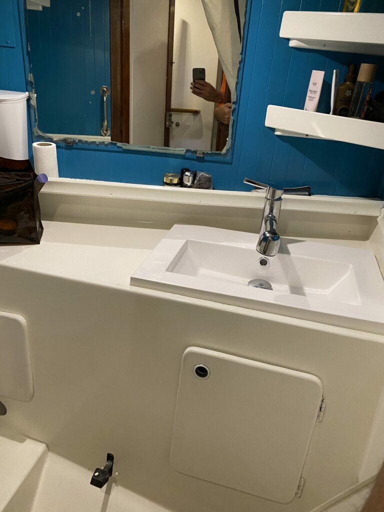 Le cabinet de toilette du bord : lavabo, robinet et miroir