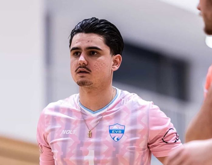 Enzo en maillot de volley-ball, sur le terrain en salle
