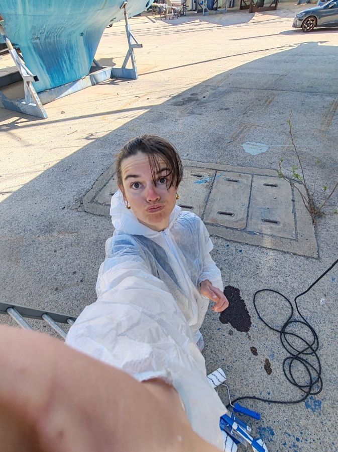 En combinaison de protection intégrale devant la coque du CQS Evidence, au chantier
