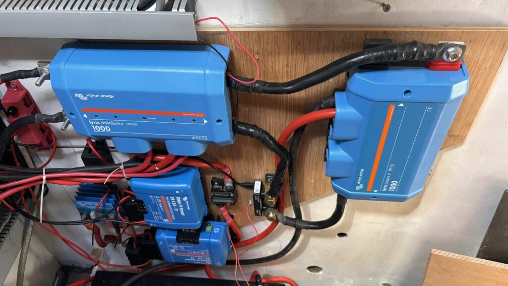 Le parc Victron du CQS Evidence installé : Lynx Distributor et Lynx Power In, avec les chargeurs Orion-Tr Smart en dessous