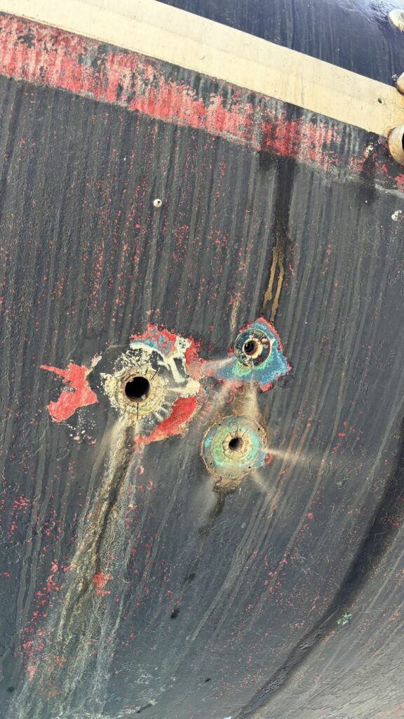 Trois passe-coques d’origine sur la coque du CQS Evidence, avant dépose, avec des coulées de corrosion en dessous
