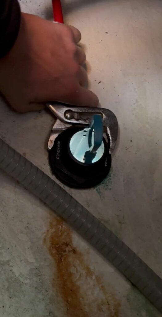 Serrage de la vanne Trudesign à la pince, depuis l’intérieur de la coque